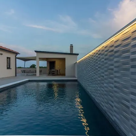 Mit Privatpool Fuer 6 Personen Ca 100 Qm In Sisan, Istrien Suedkueste Von Istrien *