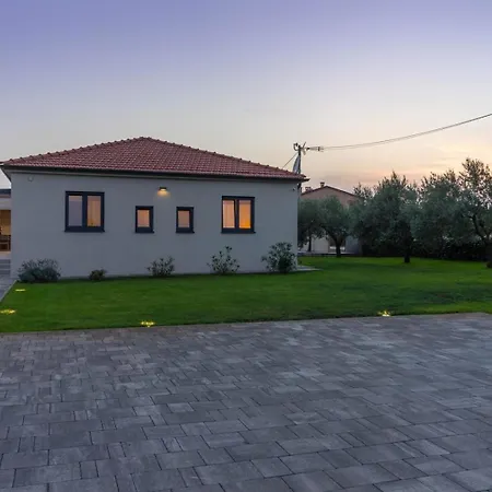 Mit Privatpool Fuer 6 Personen Ca 100 Qm In Sisan, Istrien Suedkueste Von Istrien Holiday home