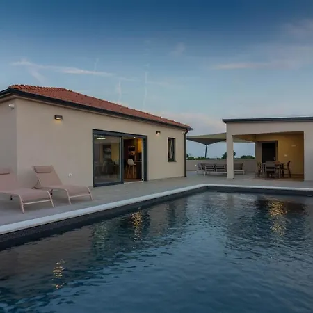 Mit Privatpool Fuer 6 Personen Ca 100 Qm In Sisan, Istrien Suedkueste Von Istrien * Sisan