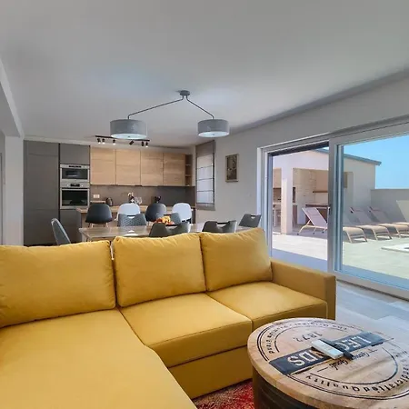 Mit Privatpool Fuer 6 Personen Ca 100 Qm In Sisan, Istrien Suedkueste Von Istrien