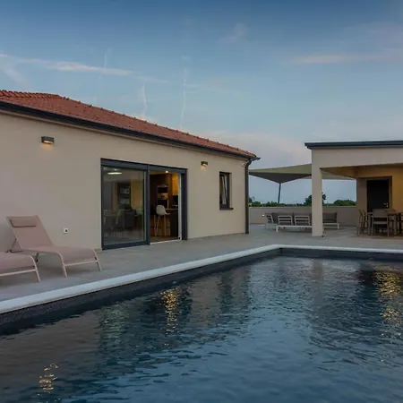 Mit Privatpool Fuer 6 Personen Ca 100 Qm In Sisan, Istrien Suedkueste Von Istrien * Sisan