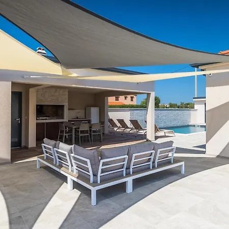 Mit Privatpool Fuer 6 Personen Ca 100 Qm In Sisan, Istrien Suedkueste Von Istrien בית נופש
